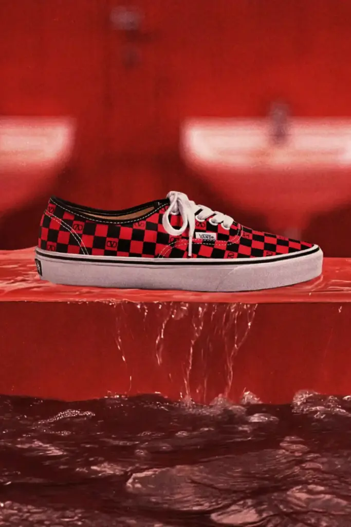 Alessandro Michele'nin Valentino Garavani ve Vans koleksiyonundan kırmızı ve siyah renkli ayakkabı modeli