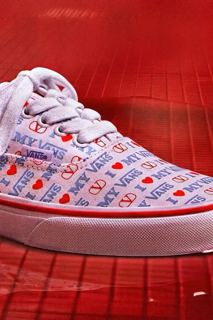 Alessandro Michele'nin Valentino Garavani ve Vans koleksiyonundan ayakkabı modeli beyaz, mavi ve kırmızı renkli ayakkabı