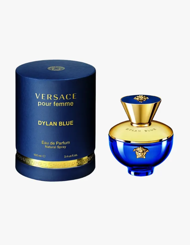 Marka Adı: Versace
Ürün Cinsiyeti: Kadın
Ürün Tipi: Parfüm (Eau de Parfum)
Ürün Sezonsallığı: Belirtilmemiş
Ürün Çeşidi: Belirtilmemiş
Ürün Özellikleri: Bu Versace Dylan Blue Eau de Parfum, 100 ml hacme sahip, doğal sprey formunda sunulmaktadır. Derin mavi renkli silindirik kutusu ve zarif şişesi, markanın ikonik Medusa logosu ve altın rengi Yunan anahtarı deseniyle lüks bir estetik taşır. Şişe, alt kısmı yuvarlak hatlı lacivert camdan, orta ve üst kısmı ise parlak altın rengi detaylardan oluşur. Kutu ve şişe üzerindeki altın yaldız detaylar, ürünün zengin ve göz alıcı stilini vurgular.
Öne Çıkan Detaylar:
- Versace markasının ikonik Medusa logosu ve Yunan anahtarı detayları.
- Derin mavi ve altın rengi kombinasyonuyla lüks ve göz alıcı tasarım.
- 100 ml hacimli Eau de Parfum konsantrasyonuyla uzun süreli etki.
Kimler Kullanıyor?: Şıklığına düşkün, güçlü ve kararlı duruşuyla dikkat çekmek isteyen kadınlar bu parfümü tercih edebilir. Versace'nin ikonik lüks anlayışını benimseyen, kendine özgü bir çekiciliğe sahip ve girdiği her ortamda iz bırakmayı seven kişiler için tasarlanmıştır. Bu koku, hem gündüz hem de gece kullanımında zarif ve sofistike bir imza arayanların seçimidir.