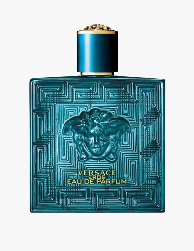 Marka Adı: Versace
Ürün Cinsiyeti: Erkek
Ürün Tipi: Parfüm
Ürün Sezonsallığı: Her mevsim
Ürün Çeşidi: Eau de Parfum (EDP)
Ürün Özellikleri: Versace Eros Eau de Parfum, canlı turkuaz cam şişesiyle dikkat çeken, üzerinde ikonik Medusa başı logosu ve geleneksel Yunan anahtar (meander) deseni kabartmalı bir yapıya sahiptir. Lüks bir görünüme sahip altın rengi dokulu kapağı ve kapak tabanındaki altın bant detayıyla tamamlanır. Nane ve yeşil elmanın patlayıcı ferahlığıyla açılan koku, kalbinde sıcak tonka fasulyesi ile buluşur. Dip notalardaki ambroxan ve yoğun vanilya akoru sayesinde tende uzun süre kalıcı, enerjik ve bağımlılık yaratan tatlı bir iz bırakarak her mevsime uygun klasik bir tutku kokusu sunar.
Öne Çıkan Detaylar:
- Şişe üzerinde ikonik Medusa başı ve Yunan anahtar (meander) kabartma deseni
- Nane ve yeşil elmanın yarattığı enerjik ve patlayıcı ferahlık
- Tonka fasulyesi, ambroxan ve yoğun vanilya ile uzun süre kalıcı, tatlı ve sıcak bir koku profili
Kimler Kullanıyor?: Girdiği her ortamda enerjik, tutkulu ve akılda kalıcı bir iz bırakmak isteyen kişiler için tasarlanmıştır. Klasikleşmiş ve zamansız bir karizmayı modern bir dokunuşla taşımayı seven, her mevsimde kendine güvenen ve çekici bir duruş sergileyenlerin tercihidir. Kendi tarzını kokusuyla mühürleyen, hem ferah hem de derin ve tatlı notaların dengesini arayan dinamik ruhlar bu kokuyu benimseyecektir.