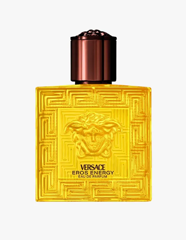 Marka Adı: Versace
Ürün Cinsiyeti: Erkek
Ürün Tipi: Parfüm (Eau de Parfum)
Ürün Sezonsallığı: Tüm sezonluk
Ürün Çeşidi: Eau de Parfum
Ürün Özellikleri: Bu parfüm, canlı sarı renkte, dikdörtgen ve şeffaf cam şişesiyle dikkat çeker. Şişe üzerinde ikonik Yunan anahtarı (meander) deseni kabartmalı olarak işlenmiş olup, merkezinde belirgin bir Medusa başı logosu bulunur. Koyu, kızılımsı kahverengi silindirik kapağı da benzer bir desene sahiptir. Versace Eros ailesinin enerjik bir üyesi olan bu Eau de Parfum, klasik tatlılığı İtalyan turunçgilleri ve kan portakalıyla ferah bir boyuta taşırken, kalp notalarındaki beyaz kehribar ve dip notalarındaki Madagaskar vanilyası, narenciye patlamasını kremsi bir sıcaklıkla mühürleyerek taze ve gurme bir denge sunar.
Öne Çıkan Detaylar:
- Şişe üzerinde Versace'nin ikonik Medusa başı logosu ve Yunan anahtarı (meander) deseni.
- İtalyan turunçgilleri ve kan portakalıyla ferahlatılmış tatlı ve gurme koku profili.
- Yüksek kalıcılık sağlayan Eau de Parfum konsantrasyonu.
Kimler Kullanıyor?: Enerjik ve modern bir tarzı benimseyen, hem ferah hem de tatlı notaların dengeli uyumundan hoşlanan bireyler bu parfümü tercih edebilir. Dinamik yaşam tarzına sahip, dikkat çekici ve akılda kalıcı bir imza arayan, günün farklı anlarına ve çeşitli sosyal ortamlara uyum sağlayacak çok yönlü bir kokuya sahip olmak isteyenler için idealdir. Özgüvenli ve karizmatik duruşlarını kokularıyla tamamlamayı sevenler, bu parfümün sunduğu taze ve sıcak dengeyi günlük stillerine katabilirler.