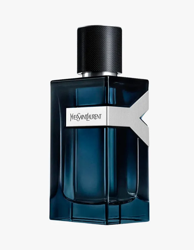 Marka Adı: Yves Saint Laurent
Ürün Cinsiyeti: Erkek
Ürün Tipi: Parfüm
Ürün Sezonsallığı: Belirtilmemiş
Ürün Çeşidi: Parfüm
Ürün Özellikleri: Bu modern erkek parfümü, derin lacivert tonlarındaki köşeli cam şişesiyle dikkat çeker. Şişenin ortasında, gümüş renkli, yatay bir şerit üzerinde Yves Saint Laurent logosu ve şeridin sağ ucunda Y harfini anımsatan metalik gümüş bir detay bulunur. Üst kısmında yer alan silindirik, koyu gri ve tırtıklı dokuya sahip kapak, şişenin şık tasarımını tamamlar. Mavi ardıç meyvesi ve zencefilin enerjik açılışıyla ferahlığı baharatlı bir rotaya taşıyan bu koku, lavanta ve adaçayının yoğun kalbiyle zenginleşir. Dip notalardaki paçuli ve sedir ağacı, esansa temiz ama bir o kadar da mesafeli ve erkeksi bir derinlik katarak sofistike bir duruş sergiler.
Öne Çıkan Detaylar:
- Lacivert cam şişe üzerinde gümüş renkli Yves Saint Laurent logosu ve ikonik Y harfi detayı.
- Mavi ardıç meyvesi ve zencefil ile ferah ve baharatlı açılış notaları.
- Yoğun lavanta, adaçayı, paçuli ve sedir ağacı ile zenginleştirilmiş derin ve kalıcı koku profili.
Kimler Kullanıyor?: Modern maskülenliği kendi tarzına yansıtan, hem ferah hem de baharatlı notaların sofistike uyumunu arayan, girdiği her ortamda temiz, kendine güvenli ve mesafeli bir iz bırakmayı seven bireyler bu kokuyu tercih eder. Karizmatik duruşu ve özgün imzasıyla dikkat çekmek isteyen, çağdaş ve stil sahibi erkeklerin vazgeçilmezi olmaya adaydır.