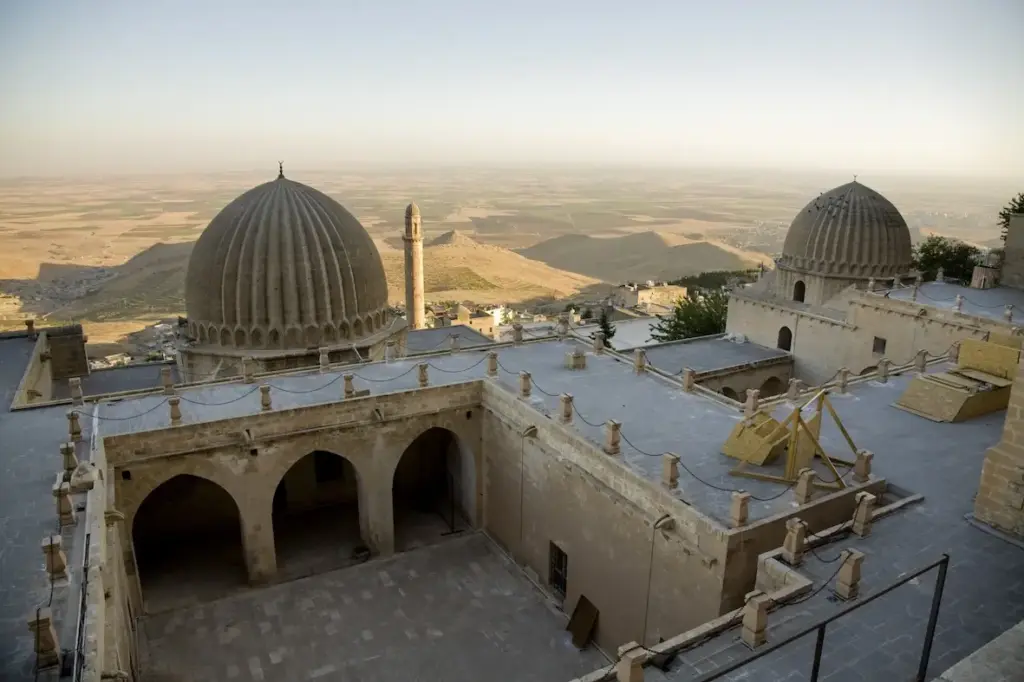 Mardin'in tarihi dokusunu yansıtan, Artuklu döneminden kalma Zinciriye Medresesi'nin dilimli kubbeleri ve taş avlusundan bakıldığında uçsuz bucaksız Mezopotamya Ovası'na uzanan büyüleyici manzara, şehrin en etkileyici gezilecek yerlerinden birini gözler önüne seriyor.