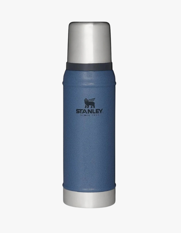 Ürün Cinsiyeti: Unisex
Ürün Tipi: Outdoor & Termos
Ürün Sezonsallığı: Dört Mevsim
Ürün Çeşidi: Termos Şişe
Ürün Özellikleri:
Stanley Legendary Classic termos şişe, dayanıklı yapısı ve uzun süreli sıcak–soğuk muhafaza performansıyla outdoor ve günlük kullanım için tasarlanmıştır. 0,75 litrelik hacmi sayesinde seyahat, kamp ve ofis kullanımına uygundur. Zamansız tasarımıyla yıllar boyu kullanılabilecek sağlam bir üründür.
Öne Çıkan Detaylar:
Uzun süreli ısı koruma
Dayanıklı ve sağlam yapı
0,75 L ideal hacim
Outdoor ve günlük kullanıma uygun
Kimler Kullanıyor?
Doğada vakit geçirmeyi seven, dayanıklılığı ve fonksiyonelliği ön planda tutan kullanıcılar için vazgeçilmez bir ekipmandır.
Stanley Classic termos ile içeceklerinizi gün boyu sıcak veya soğuk tutan dayanıklı bir çözüm keşfedin.