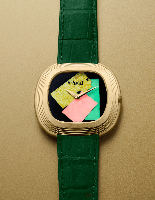 Yeşil timsah derisi kayışlı, altın oval kasalı Piaget saat; kadranında sarı, pembe ve yeşil tonlarda kolaj desenleri bulunan sanat ilhamlı tasarım.