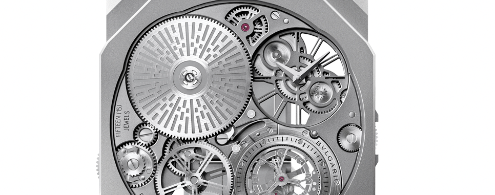 Bulgari ultra ince mekanik saat mekanizmasının yakın plan görünümü; iskelet kadranda dişliler, köprüler ve tourbillon detaylarıyla yüksek saatçilik işçiliği.