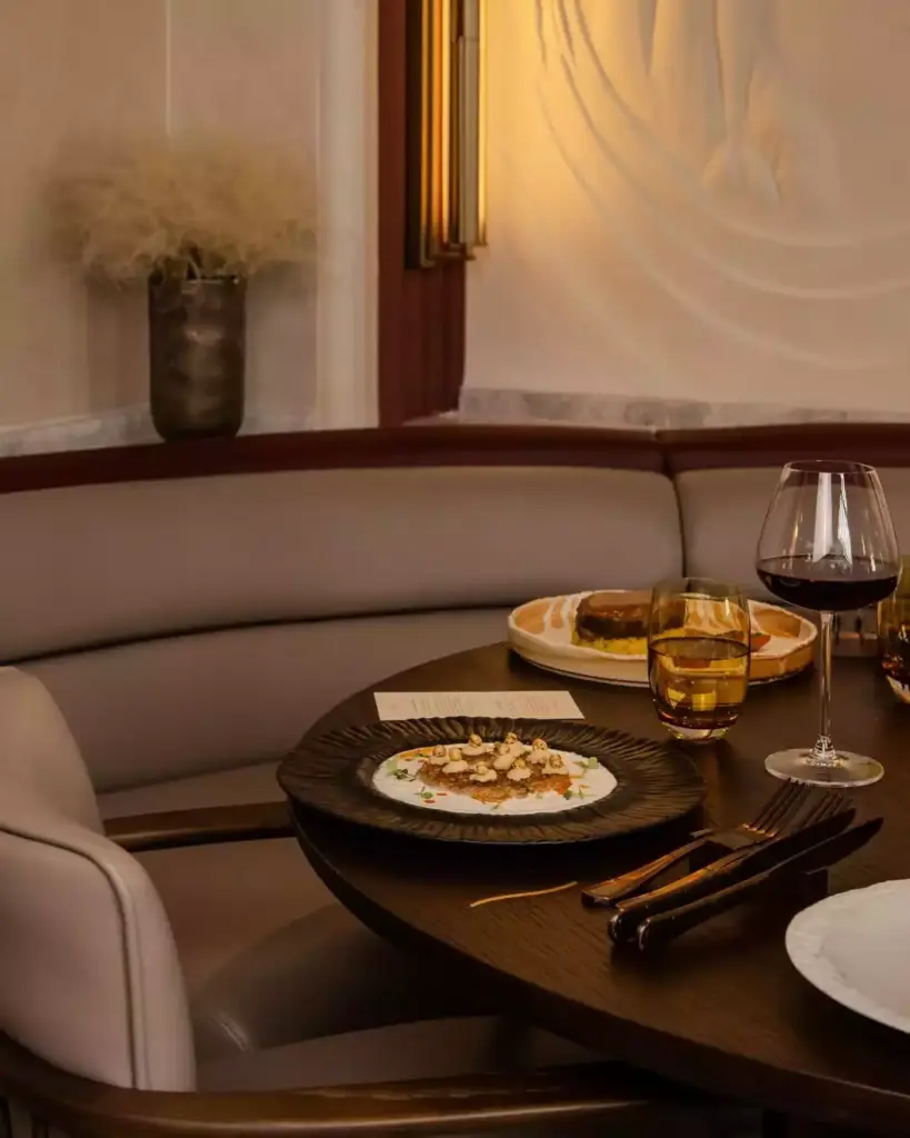 Alaz restoranında masada sunulan yemekler ve modern Anadolu mutfağına ait sofra detayı.