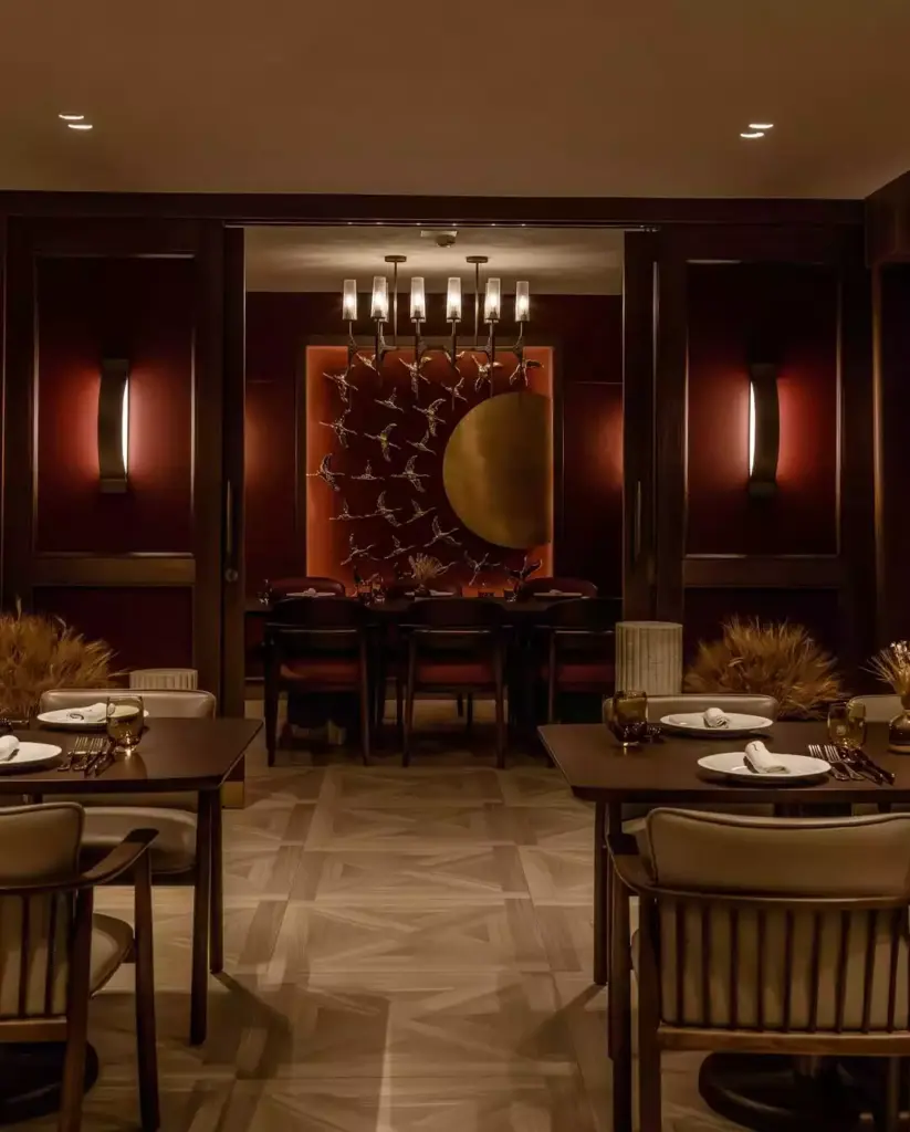 Alaz restoranının modern ve sıcak atmosfer sunan iç mekânından bir görünüm.