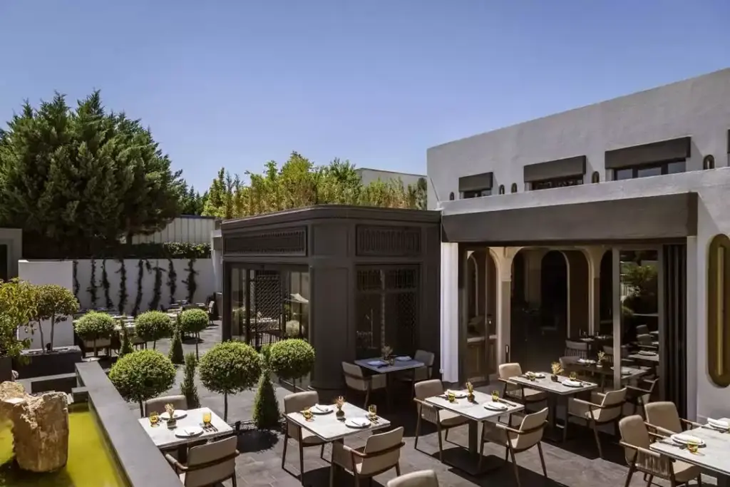Ankara’daki Alaz restoranının dış cephesinden ve giriş alanından bir görünüm.