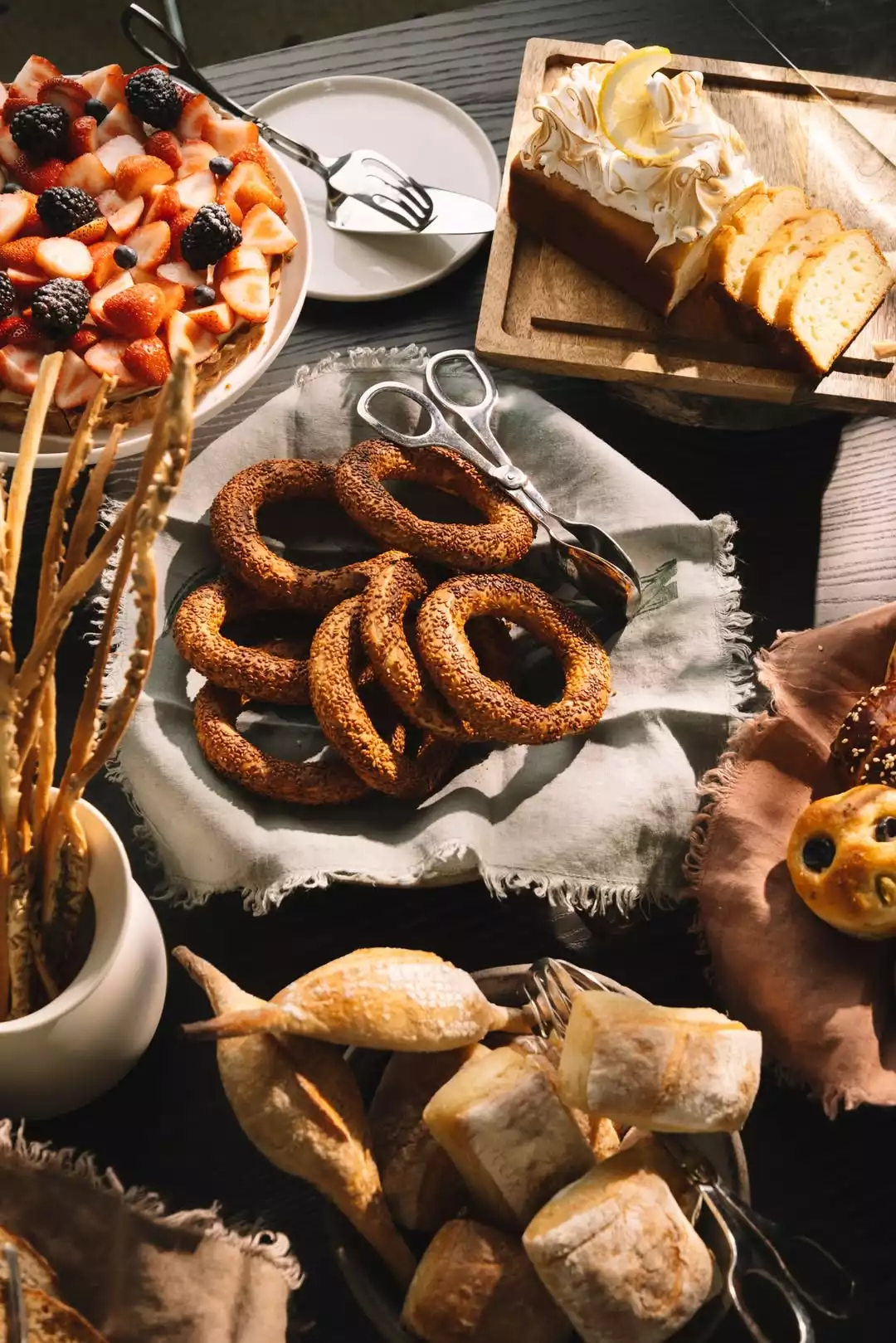 Kahvaltının imza tabaklarından çılbır; süzme yoğurt, poşe yumurta ve aromatik sos dengesiyle öne çıkarken, Ege peynirleri, ev yapımı reçeller ve günlük hazırlanan ekmekler sofrayı tamamlıyor.
