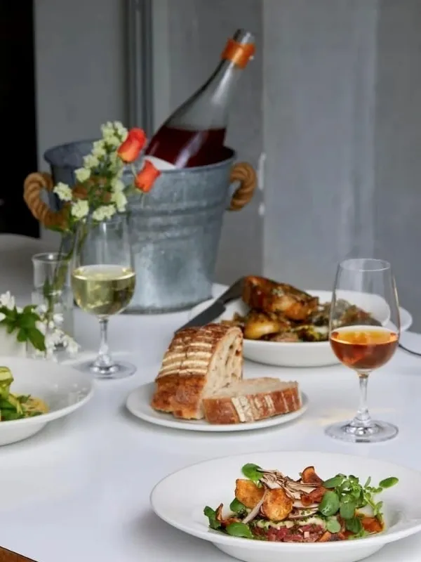 Apartıman Yeniköy’de şık masa düzeni ve Akdeniz lezzetleri, İstanbul’da romantik ilk buluşma için ideal bir gastronomi deneyimi oluşturuyor.