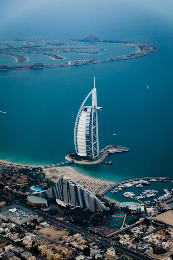 Dubai'nin hem kaotik şehir hayatını gösteren hem de limanlarını göz önünde tutan bir görsel