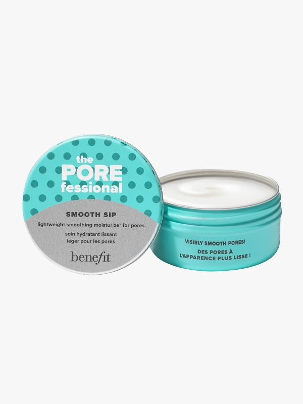 Turkuaz rengi, puantiyeli kapağı yanında duran açık Benefit The POREfessional Smooth Sip hafif yapılı nemlendirici kavanozu, cildi pürüzsüzleştirmeye ve belirginleşen gözenek görünümünü azaltmaya odaklanan beyaz kremi sergiliyor.