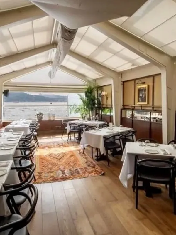 Baylan Bebek’in boğaz manzaralı şık iç mekânı, İstanbul’da huzurlu ve romantik bir ilk buluşma için ideal bir atmosfer sunuyor.