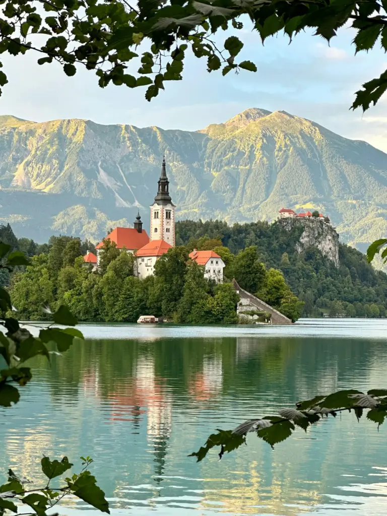 Bled'in huzurlu göl manzarası