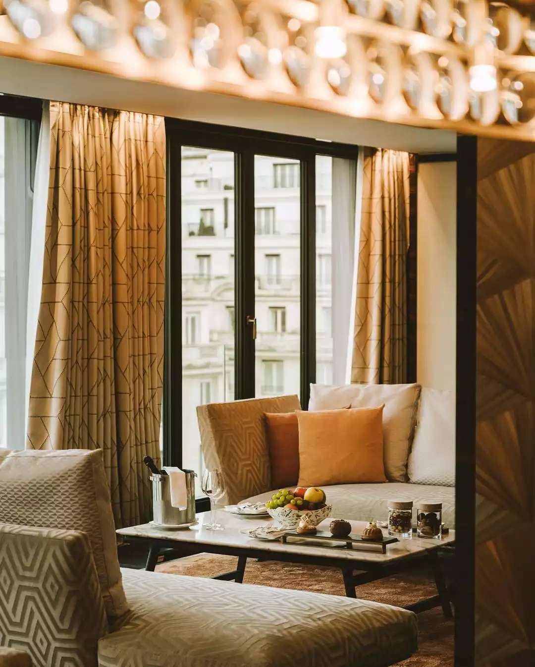 Paris’in haute couture kalbinde yer alan Bvlgari Hotel Paris, 8. arrondissement’deki Avenue George V üzerinde, şehirle İtalyan zarafetinin eşsiz kesişiminde konumlanıyor.