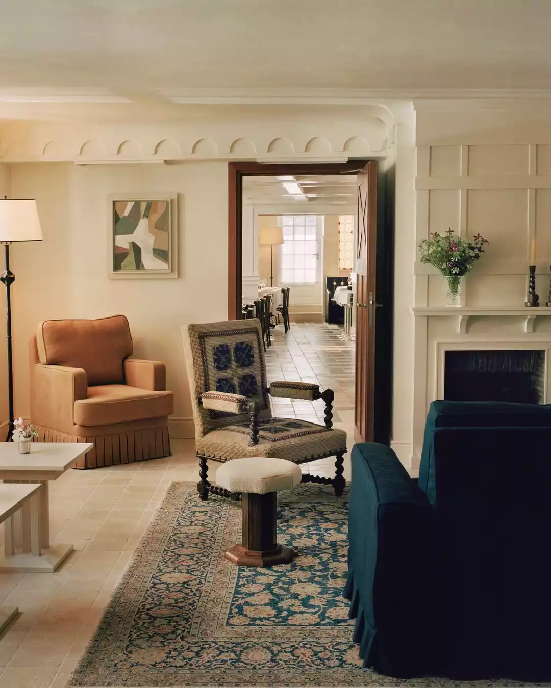 Château Voltaire’in salonu, vintage detaylarla modern Paris estetiğini buluşturuyor.