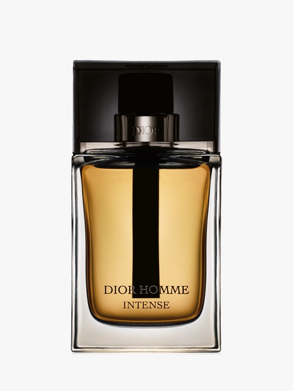 Dior Homme Intense parfümü, amber renkli esansı ve siyah kapaklı modern cam şişe tasarımıyla erkek parfüm görseli.