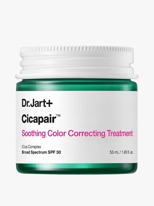 Dr. Jart+ Cicapair Soothing Color Correcting Treatment yazan, koyu yeşil alt kısmı ve beyaz etiketli cam kavanoz, erkekler için en iyi hafif yapılı nemlendiriciler listesinde yer alarak cildi sakinleştirip kızarıklığı giderirken SPF 30 ile güneş koruması da sunuyor, böylece cilt hem onarılıyor hem de ton farklılıkları eşitleniyor.