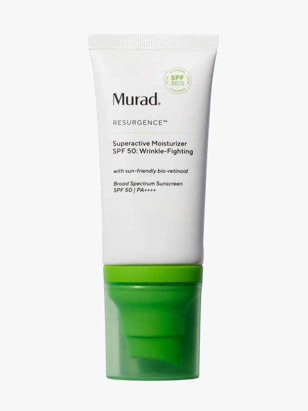 Beyaz bir tüpte, alt kısmı parlak yeşil kapaklı, üzerinde Murad RESURGENCE Superactive Moisturizer SPF 50: Wrinkle-Fighting yazan bu ürün, erkekler için önerilen hafif yapılı nemlendiriciler arasında yer alarak cilde hem yaşlanma karşıtı bakım hem de yüksek faktörlü güneş koruması sunmaktadır.