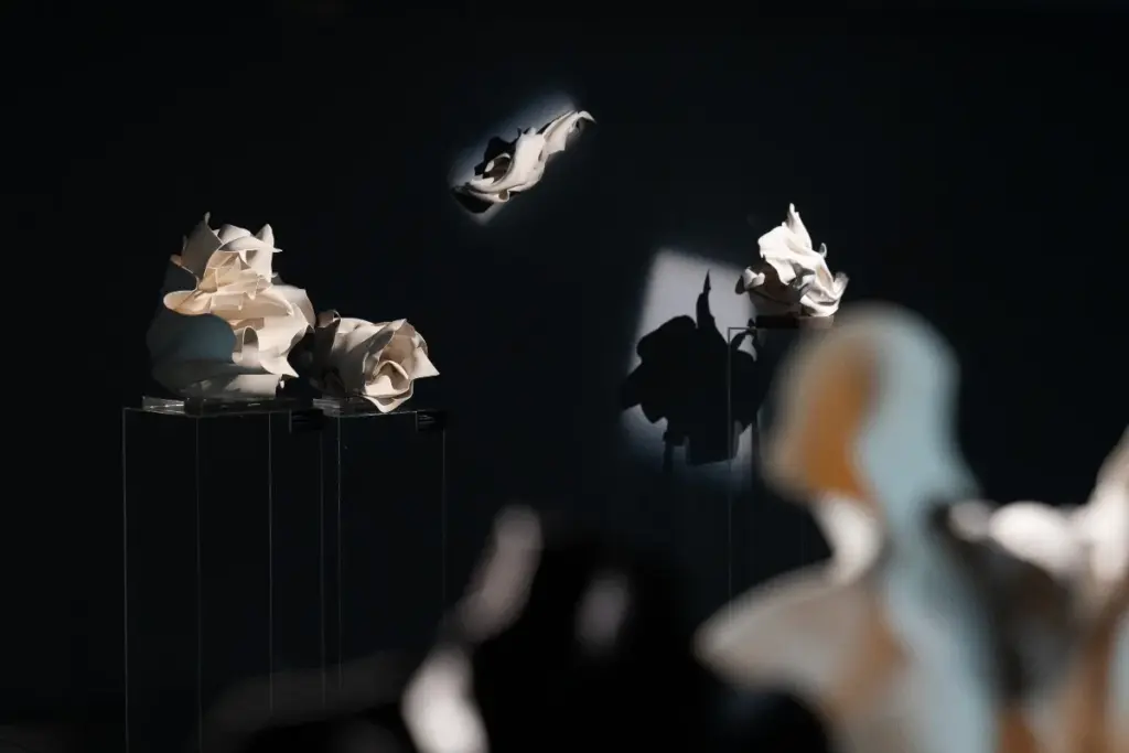 Karşılaşma sergisinde sergilenen porselen heykellerin ışık ve gölge düzenlemesiyle oluşturduğu kompozisyon, Tuba Önder Demircioğlu, Decollage Art Space.