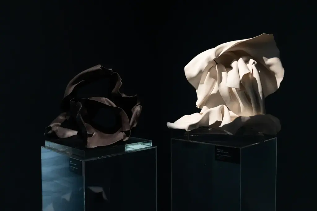 Karşılaşma sergisinden porselen heykel eserleri, Decollage Art Space, 2025.
