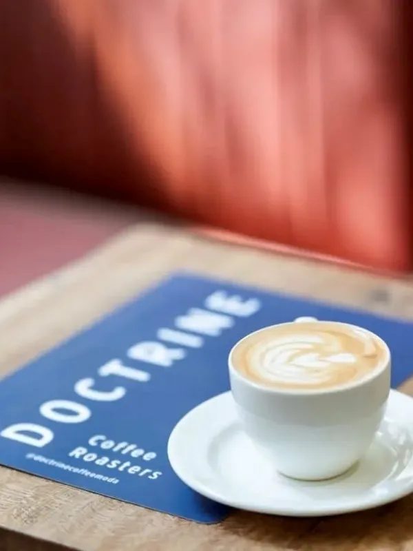 Kadıköy Doctrine Coffee’de latte sunumu ve kahve masası detayı