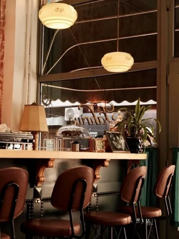 Fahriye Kadıköy nostaljik vintage dekor romantik ilk buluşma kafesi iç mekânı