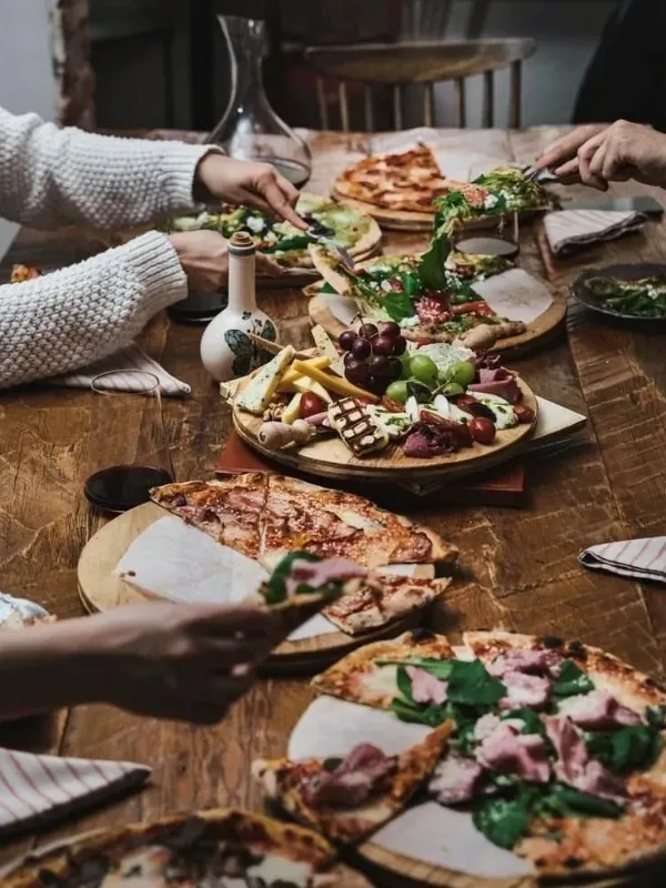Hidden House Bebek’te arkadaşlarla veya çiftlerle paylaşımlı pizzalar; İstanbul’un samimi ve popüler ilk buluşma mekanlarından biri.