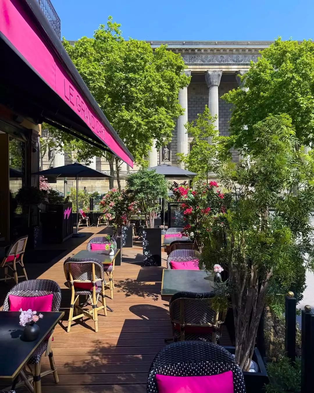 Hôtel Fauchon l’Hôtel Paris'in pembe tonlu ve manzaralı terası
