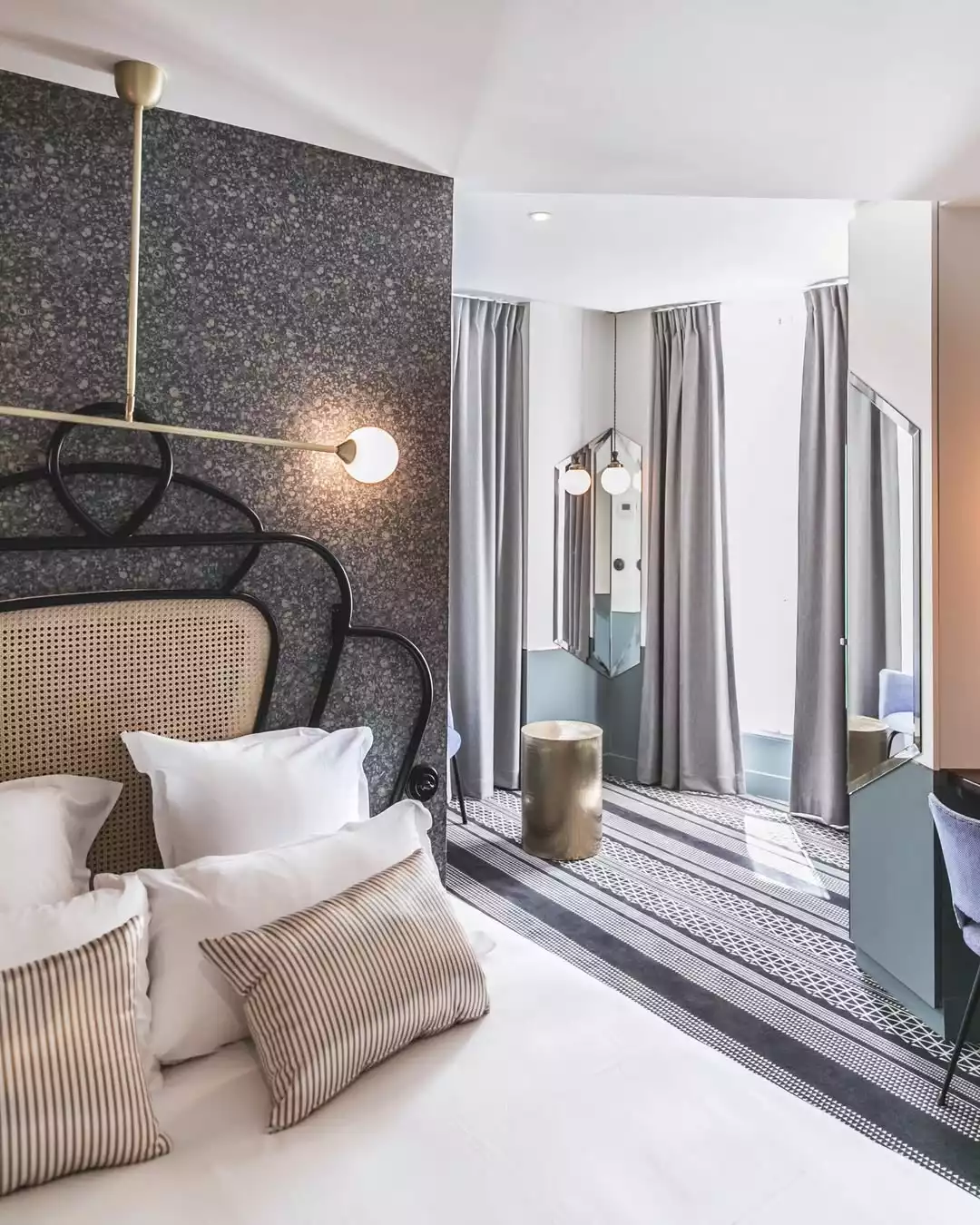 Hôtel Panache’in köşe süitlerinden birinde, Art Nouveau dokunuşları, pastel tonlarda detaylar ve doğal ışıkla aydınlanan modern-retro bir dekor.