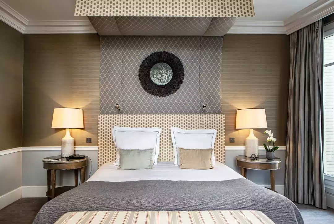 Hôtel Recamier’nin açık renklerde dekore edilmiş, yumuşak tonlarda döşenmiş odalarından biri.
