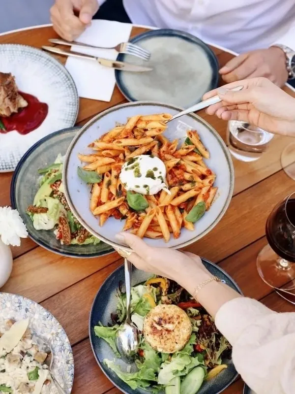 İstanbul Beyoğlu Il Cortile restoranında servis edilen taze domates soslu penne ve paylaşım tabağıyla romantik ilk buluşma yemeği