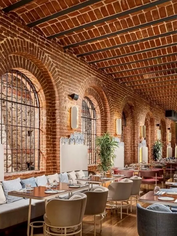 Il Cortile Beyoğlu’nun tuğla duvarlı şık iç mekânı, romantik ilk buluşmalar için ideal atmosfer sunan İtalyan restoranı