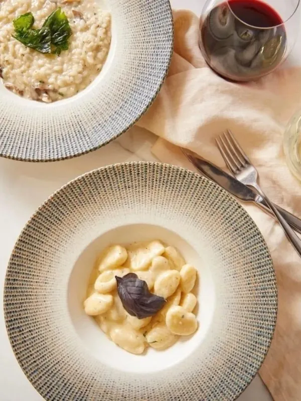 Il Cortile Beyoğlu’nda servis edilen kremalı risotto ve gnocchi tabaklarıyla İtalyan mutfağı deneyimi, ilk buluşmalar için ideal