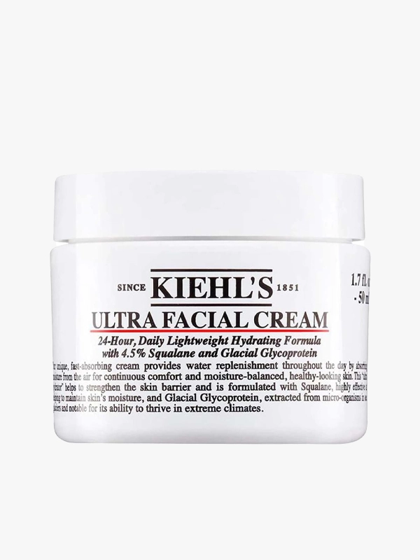 Marka Adı: Kiehl’s
Ürün Cinsiyeti: Belirtilmemiş
Ürün Tipi: Nemlendirici Yüz Kremi
Ürün Sezonsallığı: Her mevsim
Ürün Çeşidi: Nemlendirici
Ürün Özellikleri: Kiehl's Ultra Facial Cream, 24 saat kalıcı, günlük ve hafif yapılı bir nemlendirme formülüdür. %4.5 Skualen ve Glacial Glikoprotein ile zenginleştirilmiş bu ürün, gün boyunca havadan nem çekerek cildin su ihtiyacını karşılar. Sürekli konforlu, nem dengesi sağlanmış ve sağlıklı görünen bir cilt sunar. Cilt bariyerini güçlendirmeye yardımcı olur ve cildin nemini korumada oldukça etkilidir. Mikroorganizmalardan elde edilen Glacial Glikoprotein içeriği sayesinde zorlu iklim koşullarında bile cildin nemini muhafaza etme yeteneğiyle dikkat çeker. Hafif dokusu sayesinde ciltte yağlı bir his bırakmadan hızla emilir ve her cilt tipine uyum sağlar.
Öne Çıkan Detaylar:
- 24 saat kalıcı, hafif yapılı nemlendirme sağlar.
- %4.5 Skualen ve Glacial Glikoprotein içerir.
- Cilt bariyerini güçlendirir ve zorlu iklim koşullarında etkilidir.
Kimler Kullanıyor?: Günlük cilt bakım rutininde basit, etkili ve hafif bir nemlendirme arayışında olan bireyler bu ürünü tercih edebilir. Cilt bariyerini güçlendirmek, yoğun nemlendirme sağlamak ve cildini zorlu iklim koşullarına karşı korumak isteyen, cilt tipinden bağımsız herkes için uygundur. Cildinde yağlı his bırakmadan hızlıca emilen, yumuşak ve dengeli bir görünüm hedefleyen kişilerin günlük nem ihtiyacını karşılamak üzere tasarlanmıştır.
