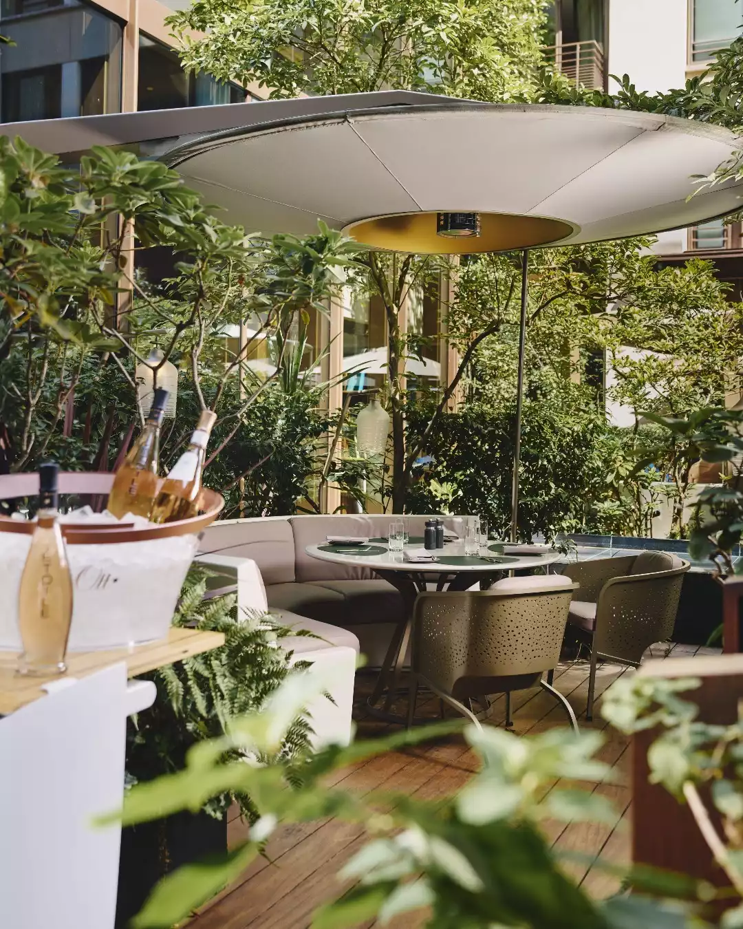 En prestijli Paris alışveriş caddelerinden Rue Saint-Honoré üzerinde yer alan Mandarin Oriental, Paris; zarif mimarisi, çağdaş tasarımı ve doğuya özgü misafirperverliğiyle başkentin sofistike yüzlerinden biri.