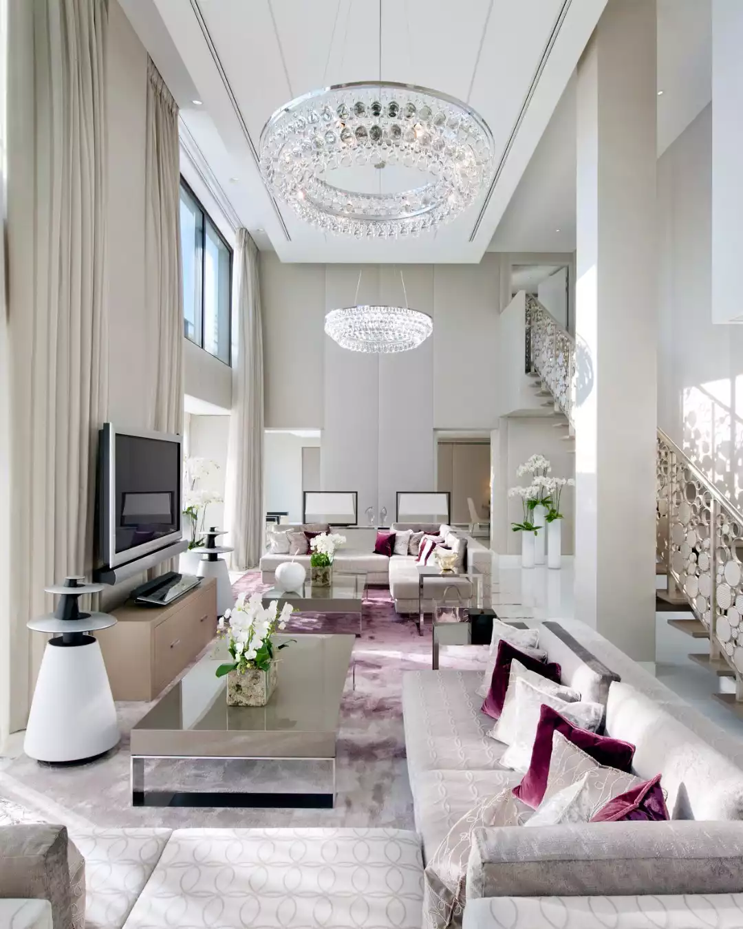 Otelin iç mekânları modern lüks anlayışını yansıtırken, sakin iç avlusu ve peyzajlı bahçesi Paris’te nadir rastlanan bir huzur vaha sunuyor.