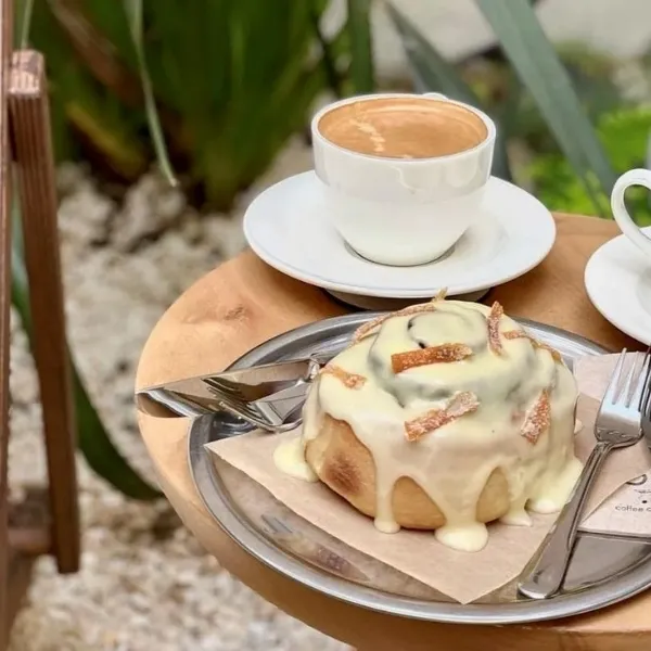Moda Sofa’da kahve ve sıcak tarçınlı çörek sunumu