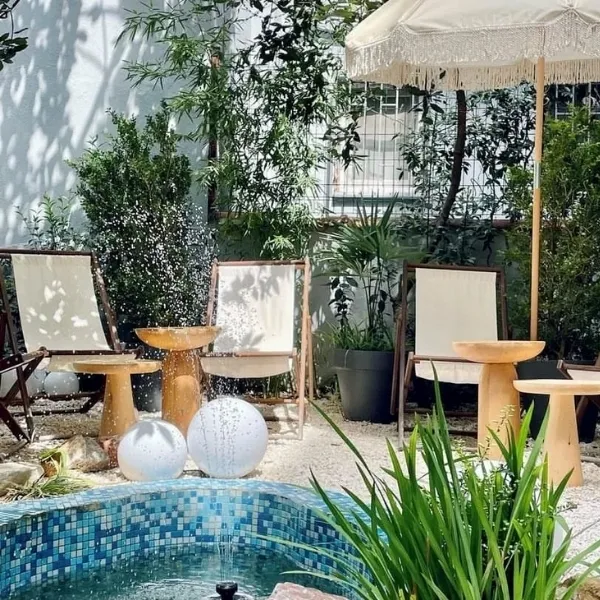 Moda Sofa’nın bahçesi ve doğal dekorasyonlu açık hava oturma alanı