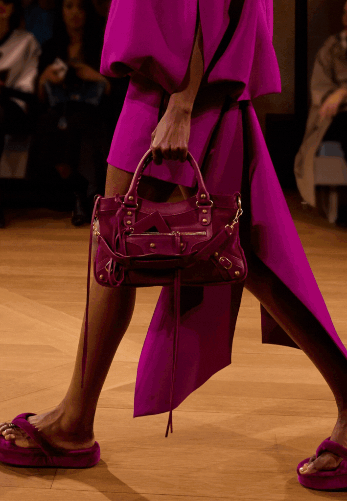 Balenciaga İlkbahar-Yaz 2025 koleksiyonundan Le City çanta tasarımları