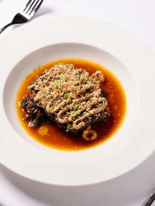 Telezzüz Üsküdar’da sunulan vegan fine dining tabak, İstanbul’un en iyi ilk buluşma mekanlarında öne çıkan yaratıcı ve zarif lezzetlerden biri.
