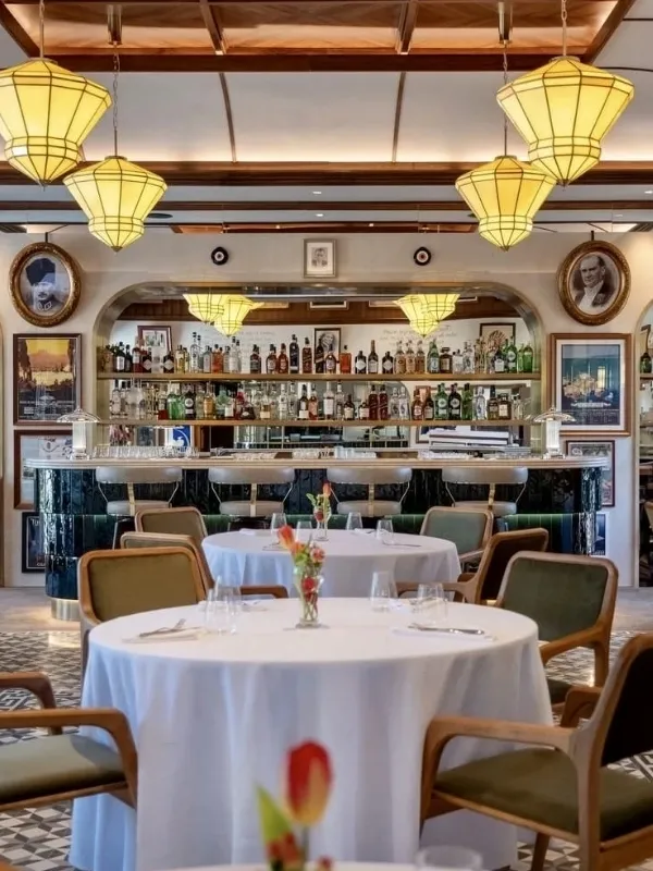 Telezzüz Üsküdar’ın modern ve zarif iç mekânı, İstanbul’da romantik ilk buluşma için ideal vegan fine dining atmosferi sunuyor.