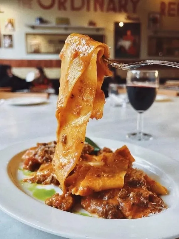 The Ordinary Bomonti’de servis edilen taze makarna sunumu, İstanbul’un en iyi ilk buluşma mekanlarında öne çıkan lezzetli ve samimi bir gastronomi deneyimi.