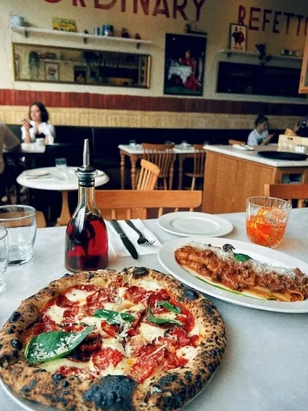 The Ordinary Bomonti’nin odun fırınından çıkan Napoli tarzı pizzası, İstanbul’da romantik ilk buluşma için ideal sıcak ve samimi atmosferiyle dikkat çekiyor.