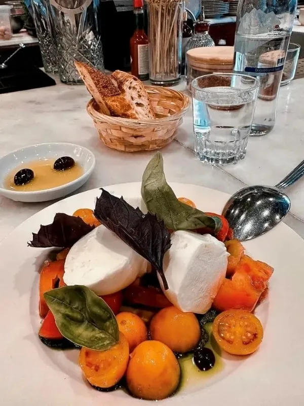 The Ordinary Bomonti’deki burrata ve taze domates sunumu, İstanbul’un en iyi ilk buluşma mekanlarında öne çıkan hafif ve şık lezzet alternatiflerinden biri.