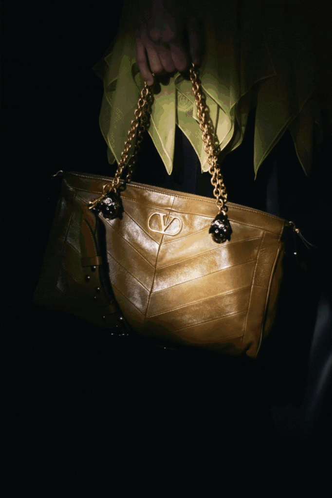 Valentino İlkbahar-Yaz 2026 koleksiyonundan Panthea Bag tasarımları