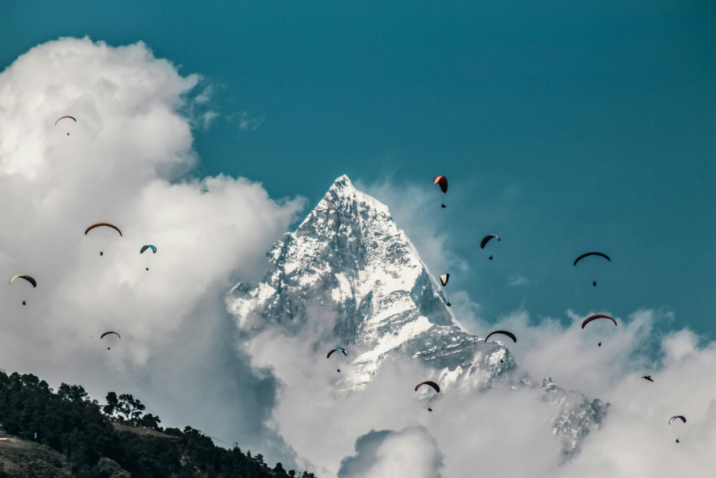Pokhara'dan paraşütle atlayan insanlar
