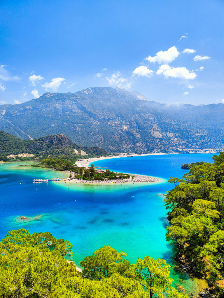 Yazın Muğla'da çekilmiş manzara görseli