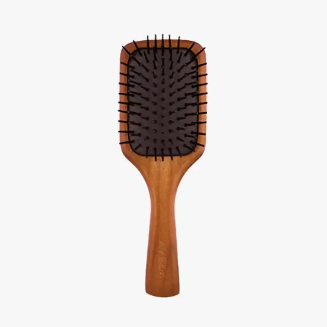 Ürün Cinsiyeti: Unisex

Ürün Tipi: Saç Aksesuarı

Ürün Sezonsallığı: Dört Mevsim

Ürün Çeşidi: Ahşap Saç Fırçası

Ürün Özellikleri:
Aveda Wooden Paddle Brush, geniş yüzeyi sayesinde saçları nazikçe taramaya yardımcı olurken saç derisine masaj etkisi sunar. Ahşap gövdesi ve esnek yapısı, günlük tarama sırasında saçın kırılmasını azaltmayı hedefler. Islak ve kuru saçta kullanıma uygundur.

Öne Çıkan Detaylar:

Ahşap paddle tasarım

Nazik tarama ve masaj etkisi

Islak ve kuru saçta kullanım

Günlük bakım için ideal

Kimler Kullanıyor?
Saç tararken konforu ve nazik bakımı ön planda tutan, doğal malzemelerden üretilmiş aksesuarları tercih eden kullanıcılar için idealdir.

Aveda Wooden Paddle Brush ile saçlarınızı nazikçe tarayın, günlük bakımda konfor ve denge sağlayın.